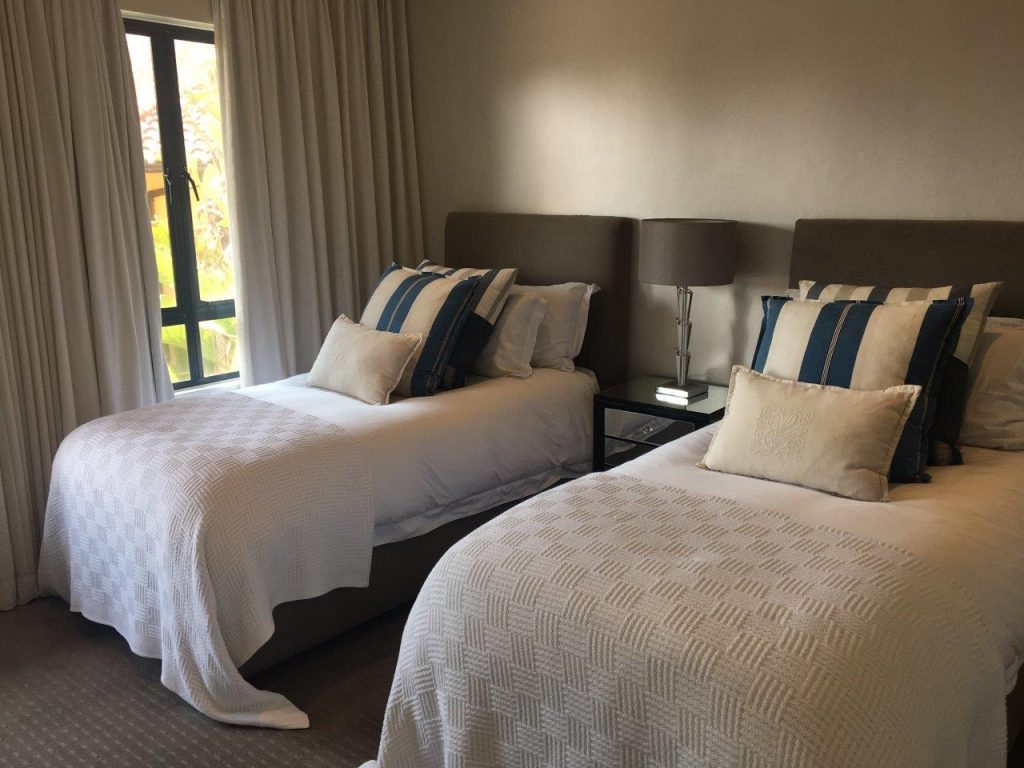 8 Quarme Lodge bedroom twin beds